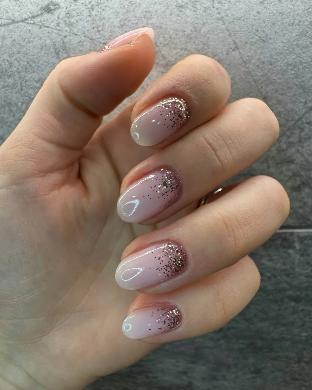 Babyboomer et paillettes — réalisation de Lisa, Ongles Ouest-Lyonnais