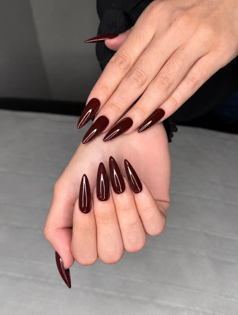 Capsules américaines bordeaux — réalisation de Lisa, Ongles Ouest-Lyonnais