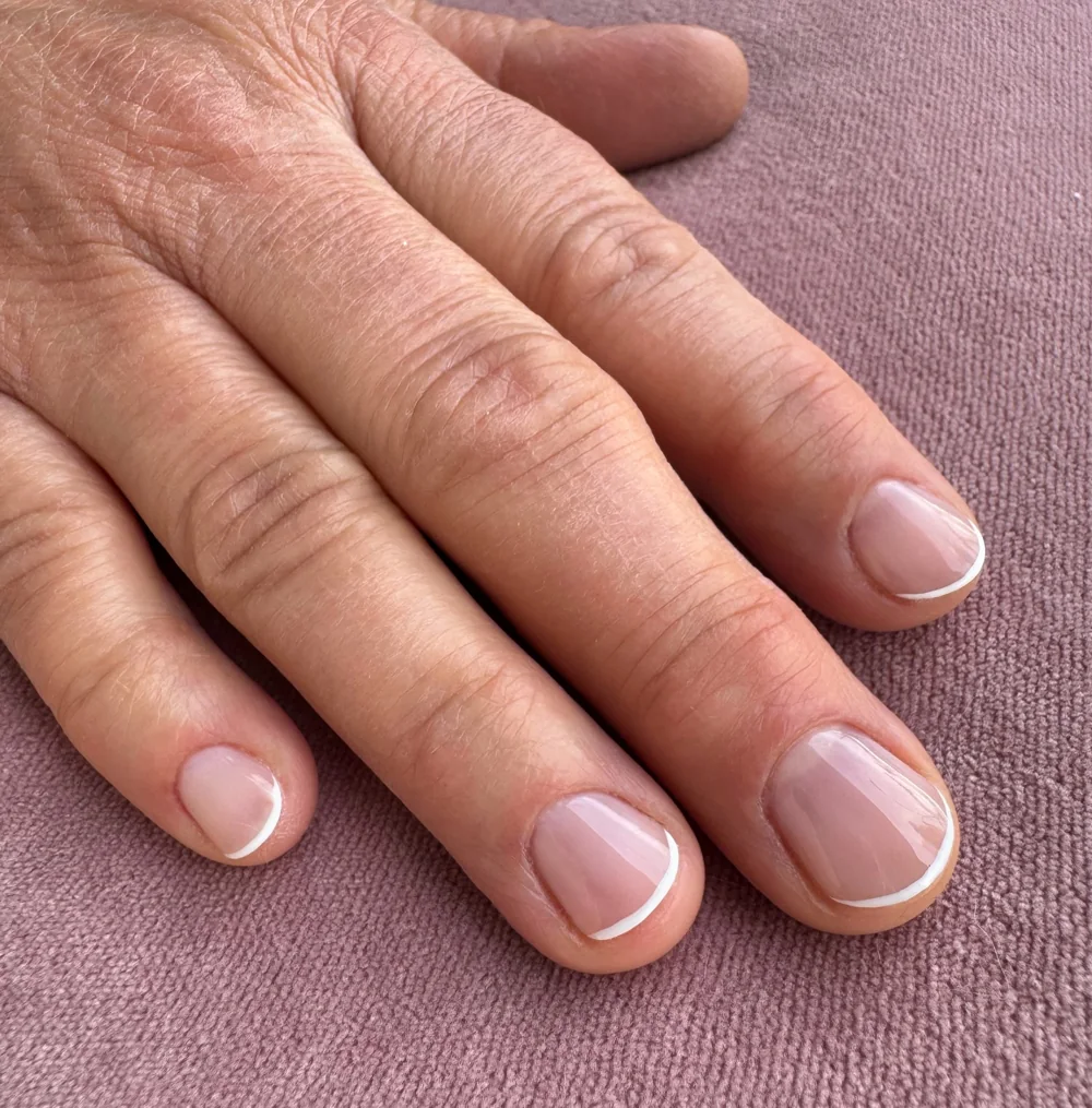 French fine, résultat après la pose — réalisation de Lisa, Ongles Ouest-Lyonnais