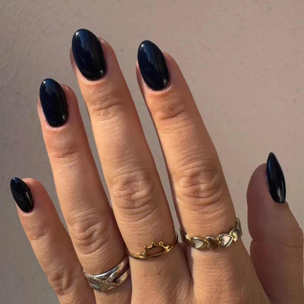 Gainage gel bleu nuit — réalisation de Lisa, Ongles Ouest-Lyonnais