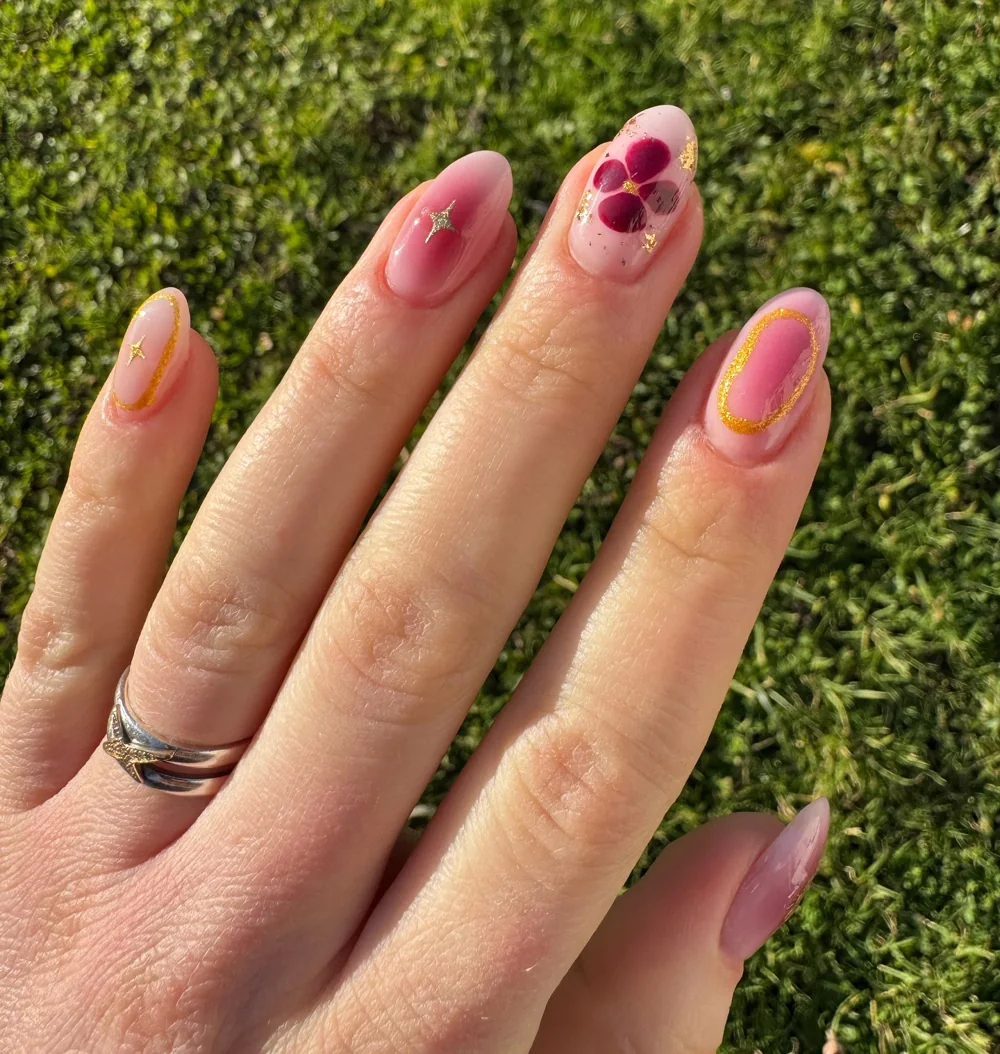 Nail art graphique et fleuri — réalisation de Lisa, Ongles Ouest-Lyonnais