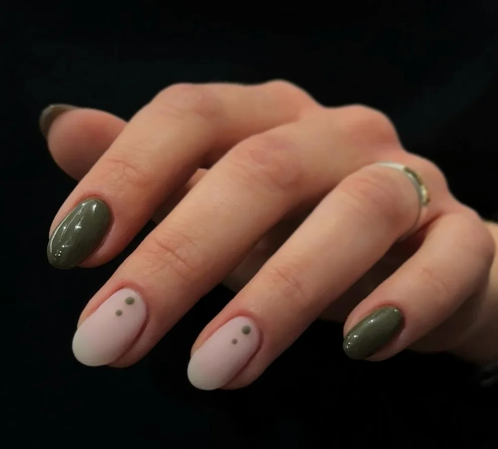 Manucure kaki et détails nail art — réalisation de Lisa, Ongles Ouest-Lyonnais