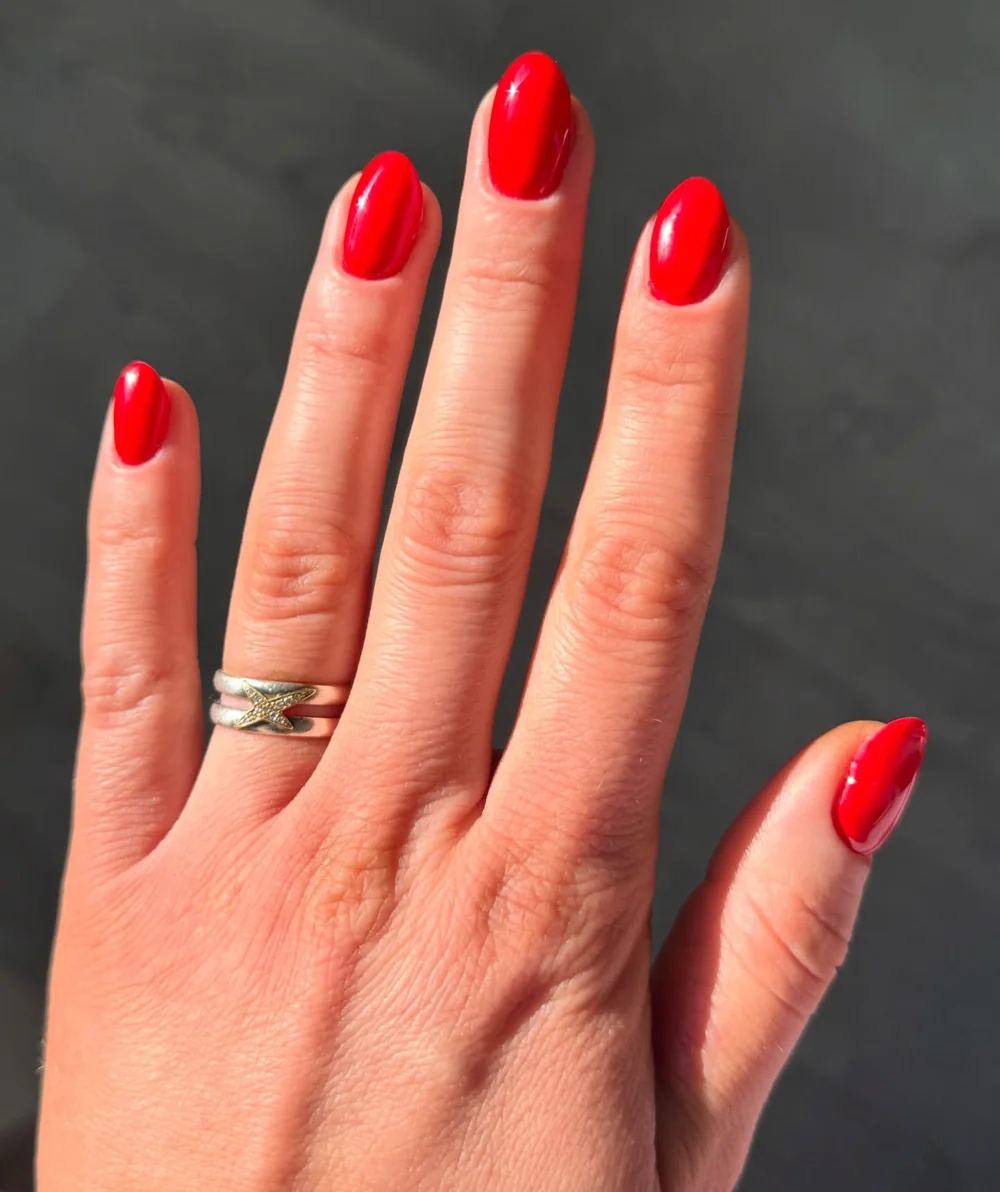 Gainage gel rouge — réalisation de Lisa, Ongles Ouest-Lyonnais
