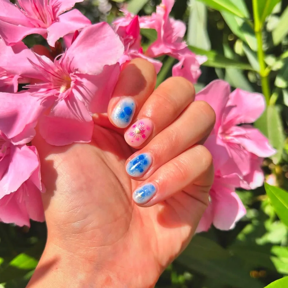 Nail art fleuri rose et bleu — réalisation de Lisa, Ongles Ouest-Lyonnais