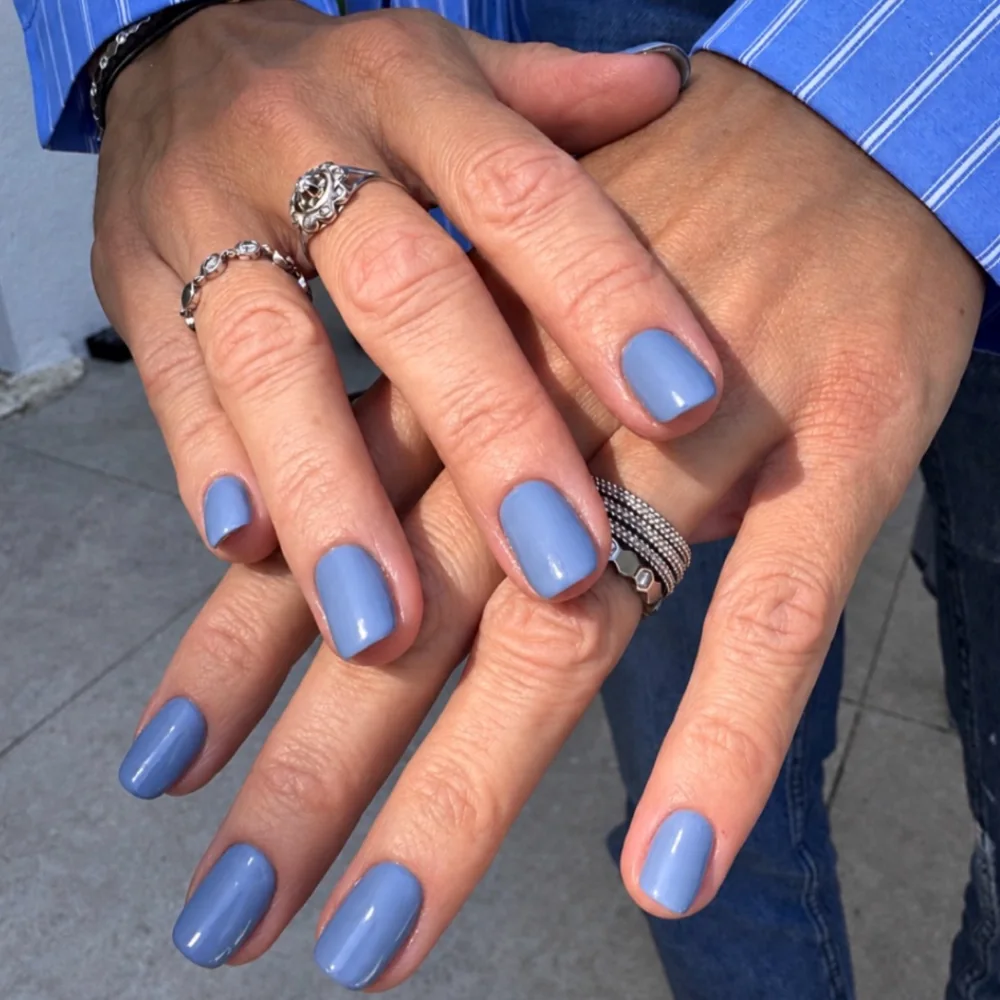 Semi-permanent bleu — réalisation de Lisa, Ongles Ouest-Lyonnais